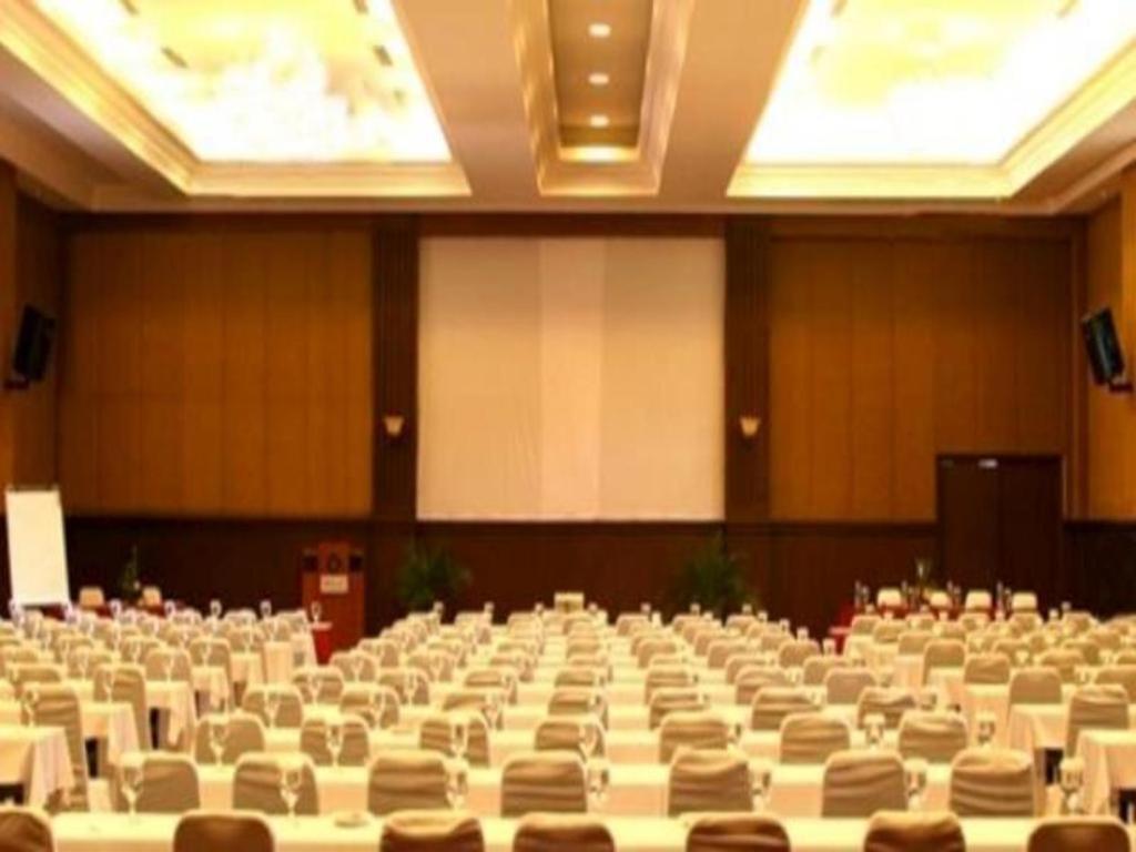 ホテル ザ スルサン ダルッサラム メダン エクステリア 写真